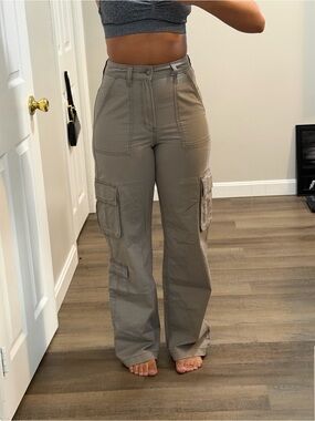 Hollister High-Waist Cargo Pants in Taupe